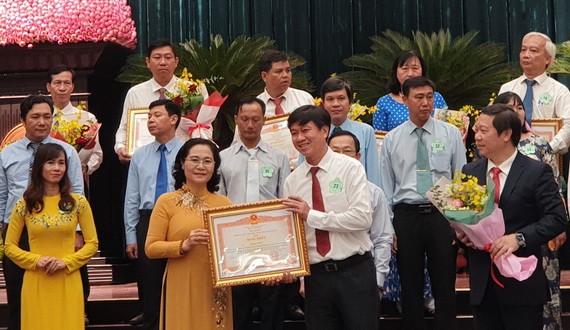 市人民議會主席阮氏麗（前左二）向出色集體與個人頒發獎狀。