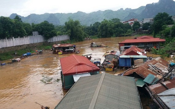 越南中部各省連續發生暴雨襲擊，引發洪澇災害，造成特別嚴重的後果。（圖源：資源環境報）