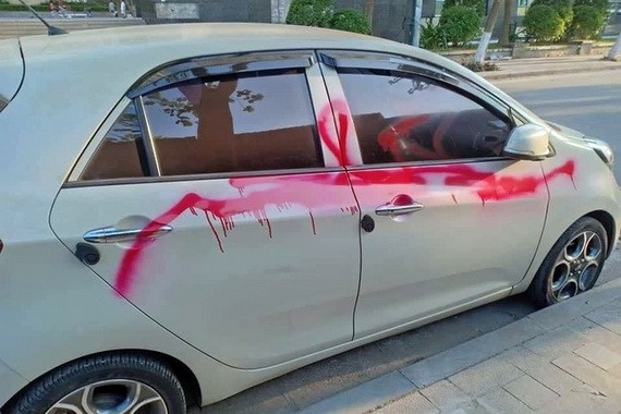 遭噴漆的一輛汽車。（圖源：N.T）