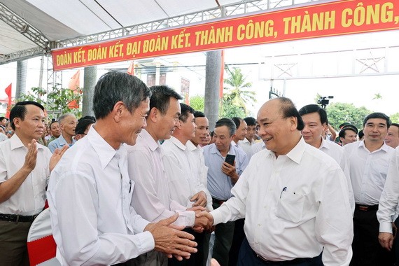 政府總理阮春福與代表交談。（圖源：越通社）