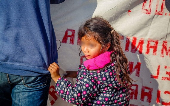 圖為美國和墨西哥邊境地區的一名移民兒童。 （圖源：Getty Images）