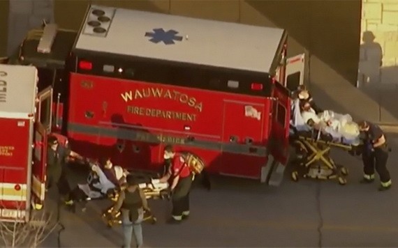 圖為2020年11月20日，美國威斯康星州沃瓦托薩發生槍擊案，救護車到場將傷者送往醫院。（圖源：AP）