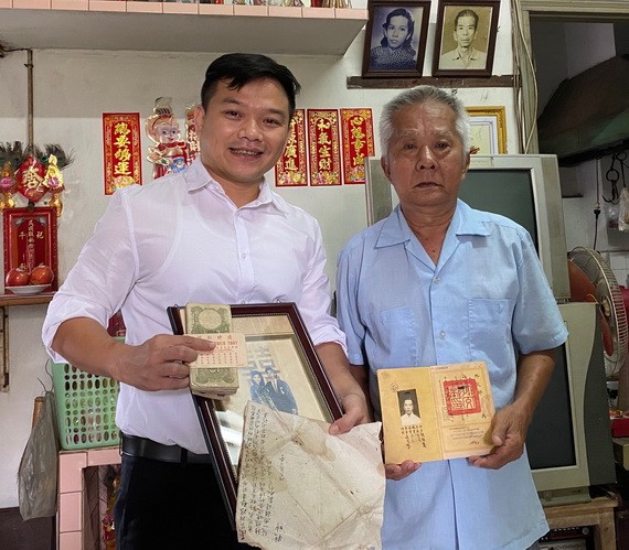 任志偉（右）向“西堤華人文化陳列室”計劃捐贈父母遺物。