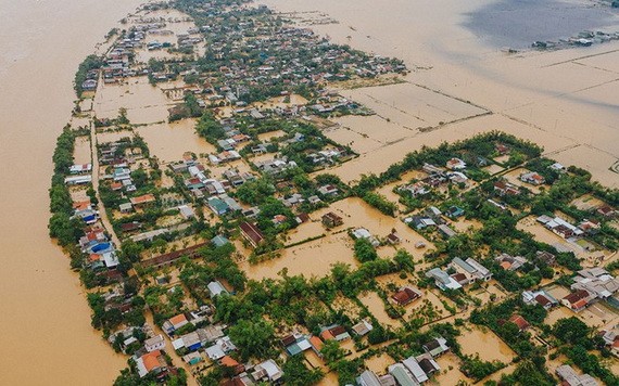 10月12日，承天-順化省多處民居區被淹沒在洪水中。（圖源：玉貴）