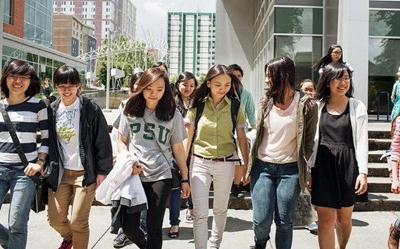 圖為越南留美大學生。（圖源：Bloomberg）