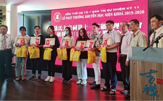 理事長蘇漢光(左)給各優秀生頒獎後合照。