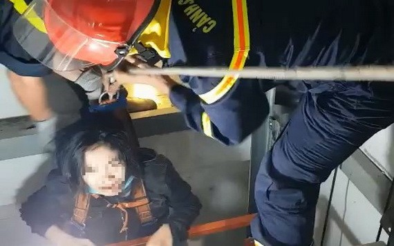警消救援人員成功救出被困在電梯的女子。（圖源：PC07提供）
