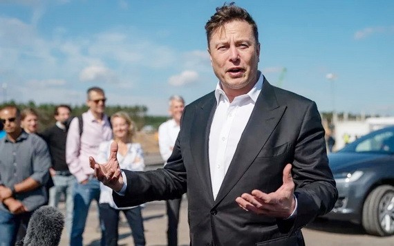 特斯拉（Tesla）執行長馬斯克（Elon Musk）今年9月初訪問德國柏林附近的超級工廠廠址，與在場人士談話。 （圖源：歐新社）