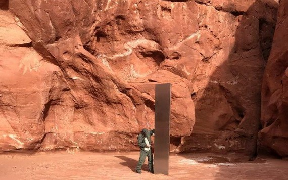 美國猶他州官員在執行任務時，在該州東南部偏遠地區發現了一塊神秘的巨大金屬塊。（圖源：AP）
