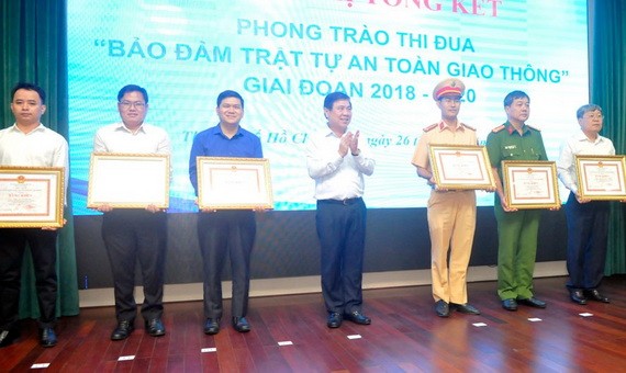 市人委會主席阮成鋒（中）向“2018-2020年階段確保交通秩序安全”競賽運動中取得出色成績的個人頒發獎狀。（圖源：高昇）