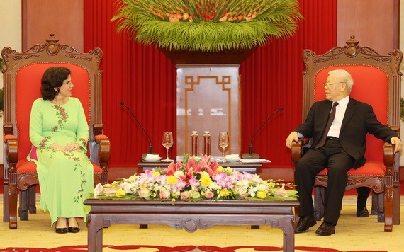 黨中央總書記、國家主席阮富仲（右）接見古巴共和國駐越南特命全權大使利亞尼斯‧托里斯‧里韋拉。（圖源：智勇）