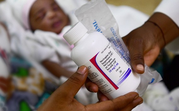 在布基納法索首都瓦加杜古的一家醫院裡，一名艾滋病毒呈陽性的婦女正在為她三天大的嬰兒接受藥物治療。（圖源：聯合國）