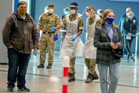 當地時間11月6日，英國政府在利物浦市嘗試實施整個城市範圍內的大規模新冠病毒檢測，當地居民不管是否有症狀，都可以接受檢測，預計整個過程將持續兩週。（圖源：AFP）