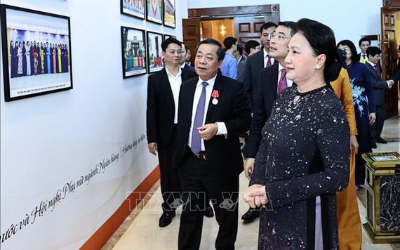 國會主席阮氏金銀觀看銀行部門成就展。（圖源：越通社）
