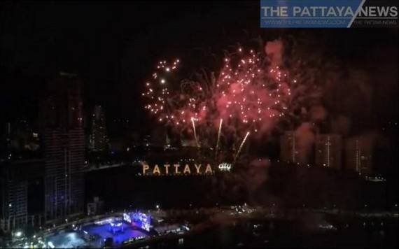 泰國海濱城市芭堤雅27日晚煙花璀璨，光耀夜空。（圖源：The Pattaya News）