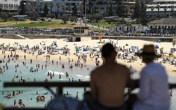 熱浪來襲，海灘成為消暑好地方。悉尼著名旅遊景點邦迪海灘週六滿佈人潮。 （圖源：澳洲廣播公司）
