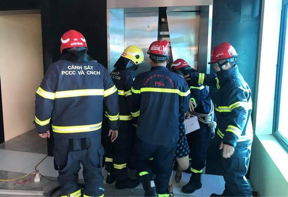 警消救援人員趕赴現場處置故障電梯並救出受困者。（圖源：警方提供）