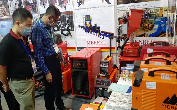 業者們正參觀博覽會的機械展品。