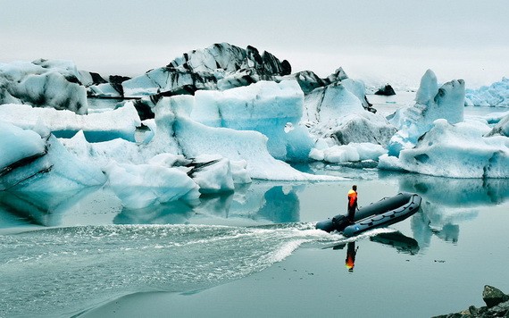冰島的傑古沙龍冰河湖（Jökulsárlón）由冰川融水自然形成，大塊的海冰不斷從消融的冰川上落下，冰河湖的面積正在擴大。（圖源：聯合國）