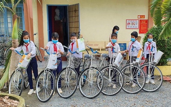 楊明州縣清貧好學生喜獲贈送嶄新自行車。