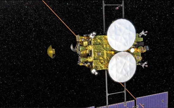 日本宇宙航空研究開發機構（JAXA）5日宣布，探測器“隼鳥2號”（右）當天成功分離密封艙（左）。（圖源：歐新社）