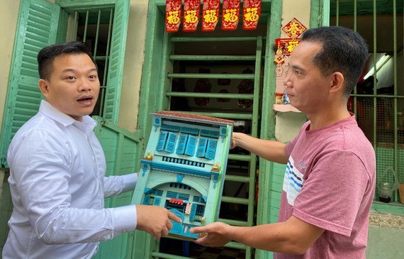 鄧栢沂（右）把老房子的模型捐贈給“西堤華人文化陳列室”計劃。