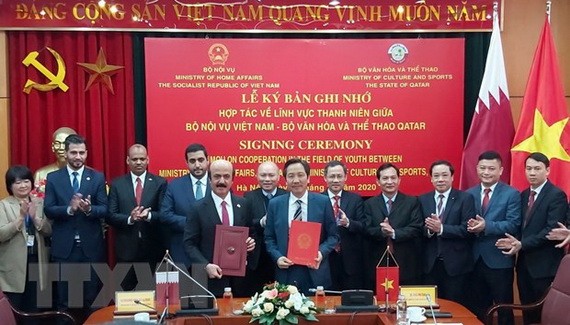 越南內務部同卡塔爾文化與體育部舉行有關青年領域合作備忘錄簽署儀式。（圖源：越通社）