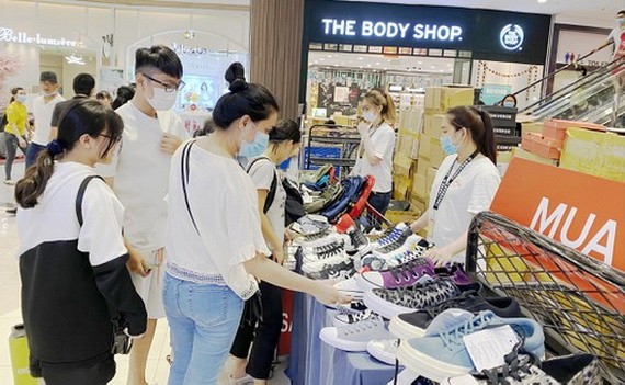 消費者在平新Aeon商業中心選購大減價的鞋子。