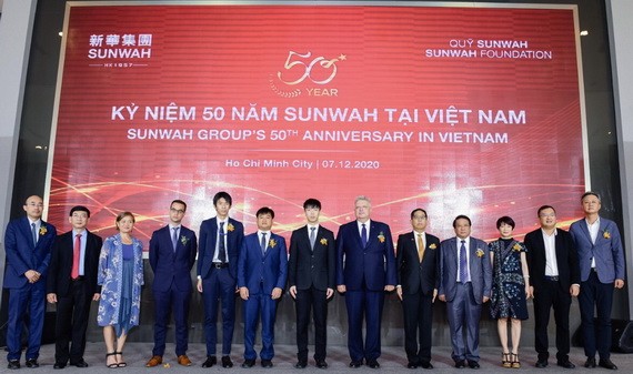 新華集團(越南)董事及新華創新首席執行官蔡卓思(左七)與多國駐胡志明市總領事及商業協會代表合影。