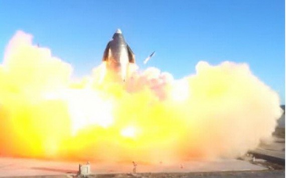 當地時間9日，SpaceX發射的“星舟”SN8原型機在測試任務中爆炸。 （圖源：SpaceX）