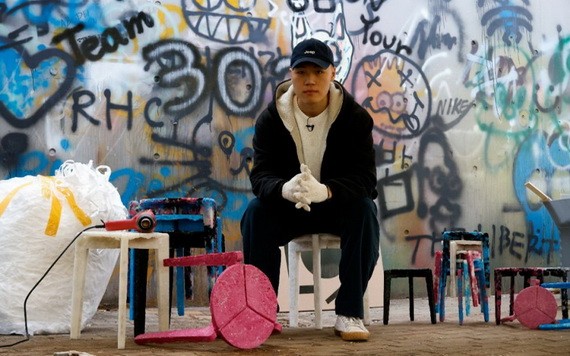 韓國首爾南部義王市桂園藝術大學23歲男大生金河那突發奇想，將使用過的口罩做成凳子。（圖源：路透社）