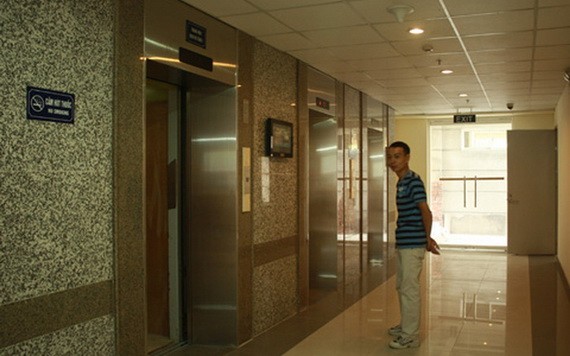 一名公寓居民在等待乘搭電梯。（示意圖源：田升）