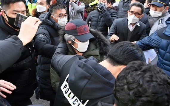 韓國性侵犯趙斗順12日刑滿出獄，大批民眾包圍抗議。（圖源：AP）