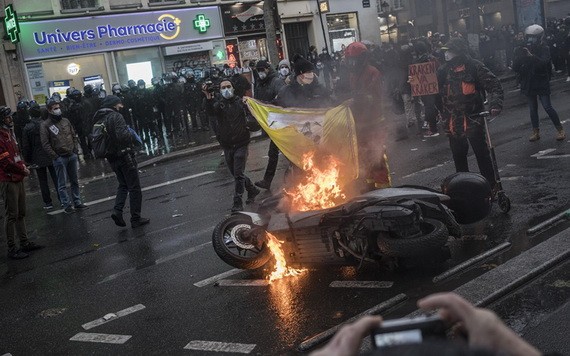 示威者放火焚燒車輛。（圖源：Getty Images）