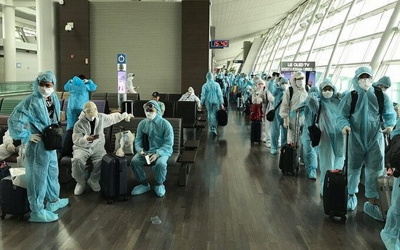 圖為韓籍人士經內牌國際航空口岸入境時辦理健康申報手續。（圖源：VNN）