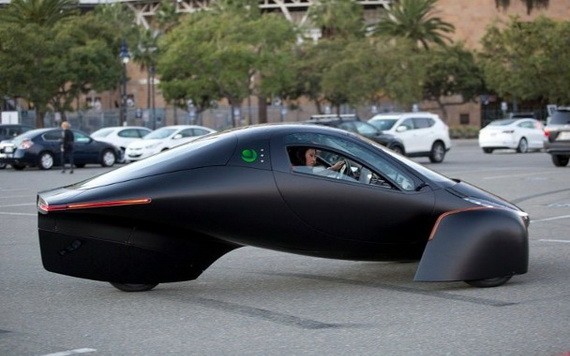 Aptera 研發的太陽能電動車外形充滿未來感。（圖源：互聯網）