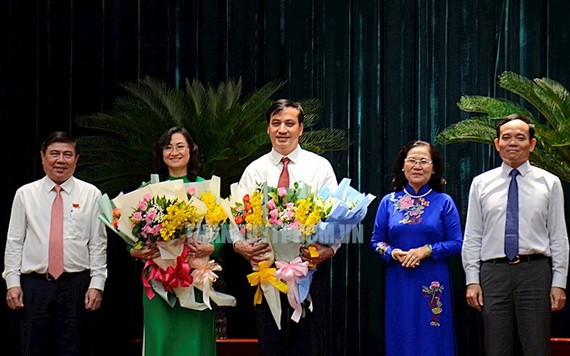 兩位新任市人委會副主席接受市領導贈送鮮花祝賀。（圖源：市黨部新聞網）