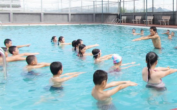 小學生游泳班教學現場一瞥。（圖源：珍何）