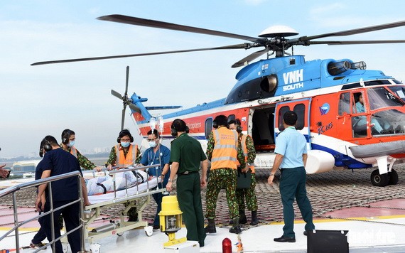 １７５號軍醫醫院直升機運送急救病人。（圖源：緣潘）