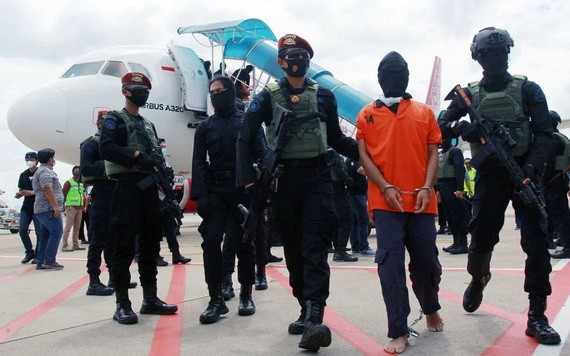 已被通緝14年的拉萬加（戴手銬者）被認定參與了2004年至2006年間發生在印尼南蘇拉威西省波索（Poso）中央市場和體育中心的多起爆炸案和其他一些恐怖行動。 （圖源：路透社）