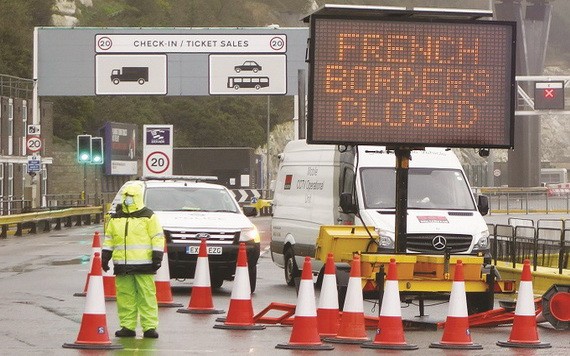 12月21日，英國肯特多佛爾港入口處告示牌顯示“法國邊境關閉”。（圖源：互聯網）