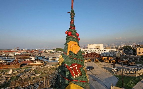 當地時間12月20日，一棵裝飾著消防員制服的聖誕樹亮相黎巴嫩貝魯特街頭，以此向貝魯特爆炸案中的救援人員致敬。（圖源：互聯網）