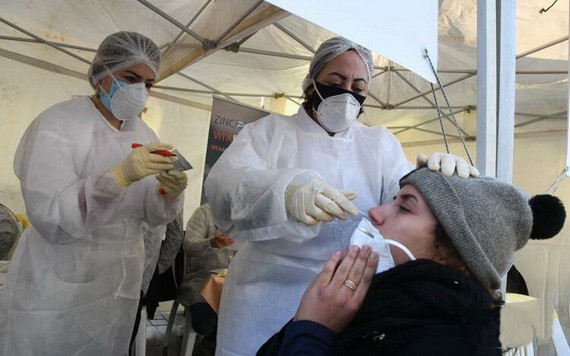 醫護人員對市民進行新冠病毒檢測取樣。（圖源：新華社）