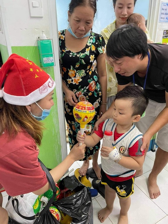 “愛心之家”慈善組向病童贈送聖誕禮物。