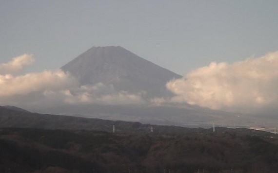 當地政府拍攝的影像顯示，富士山未出現積雪。（圖源：互聯網）