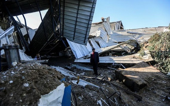12月26日，一名男子在加沙城查看一間被損毀的工廠。（圖源：新華社）
