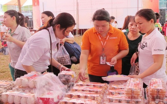 女工下班後在一個流動售貨攤選購食品。（圖源：雲明）