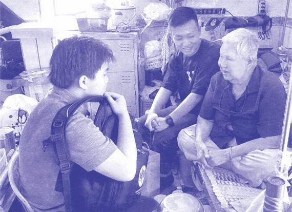 “The Elderly of Saigon”組的年輕人與老人交談。
