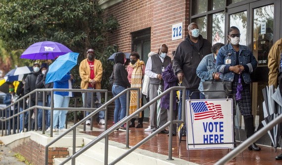 去年12月14日，佐治亞州選民排隊，準備為參議院複選提前投票。（圖源：互聯網）
