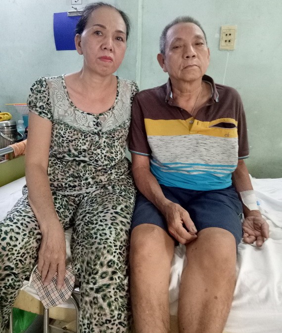 劉瑋承在安平醫院精神科209號病房接受醫治，鄧小玲在旁照顧。